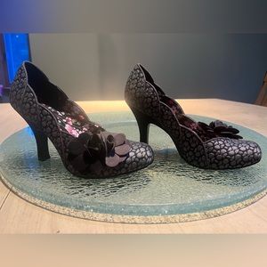 Beautiful Ruby Shoo 3” heels. Well taken care of. Made in the UK. Size 8 US